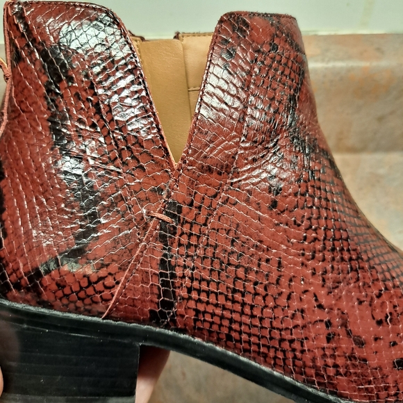 Vionic Leather Ankle Boots Clara Boa Women’s 9.5 Wine Booties Red Snakeskin - Picture 10 of 12